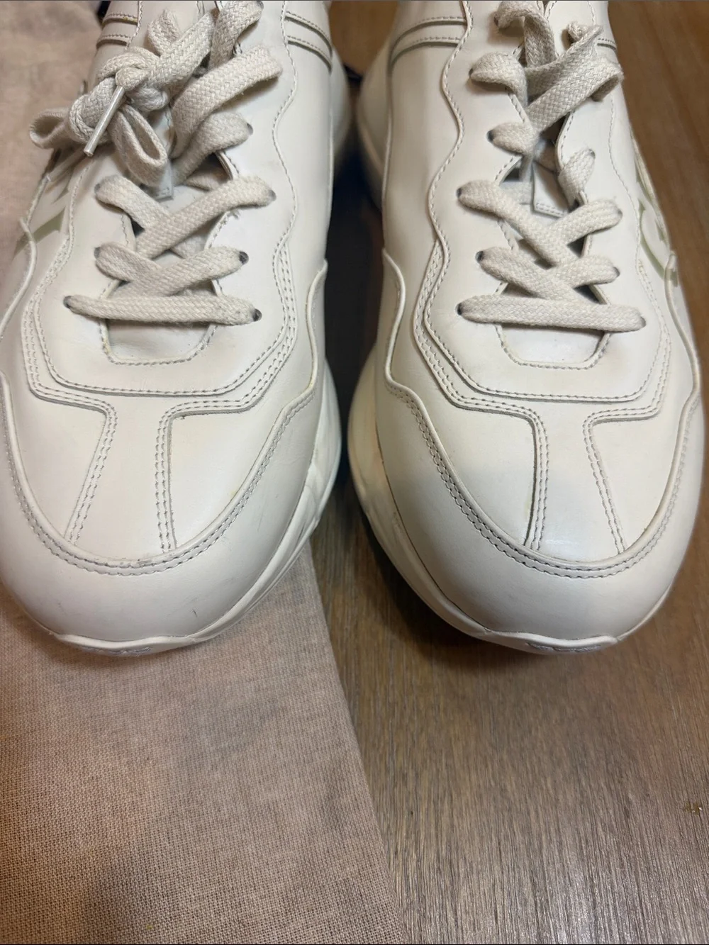 Gucci Off-White Leather Rhyton Sneakers with Red & Green Stripe